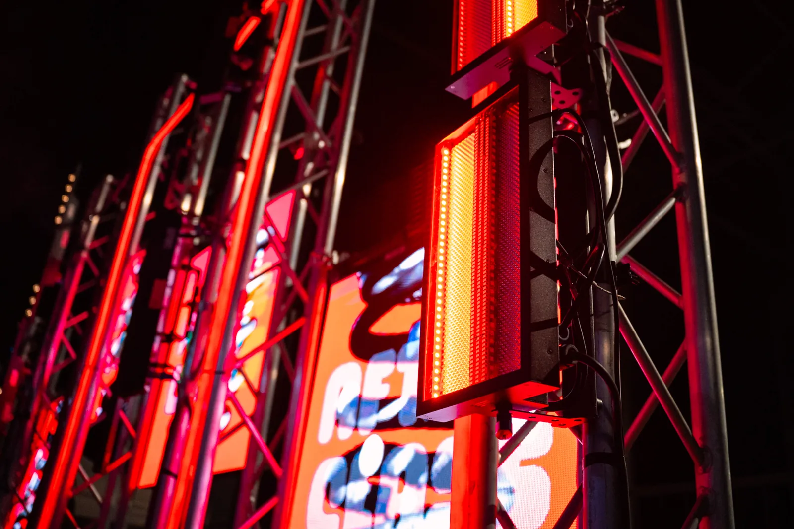 Dettaglio laterale di pannelli LED e struttura metallica durante un evento live