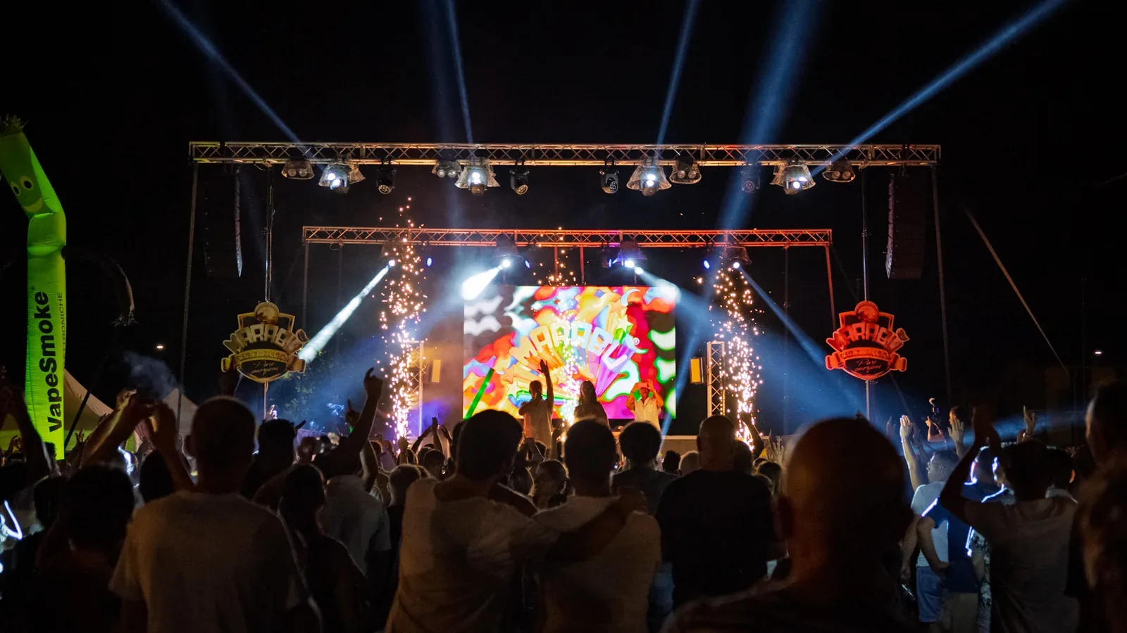 Panoramica di palco e pubblico durante un evento live
