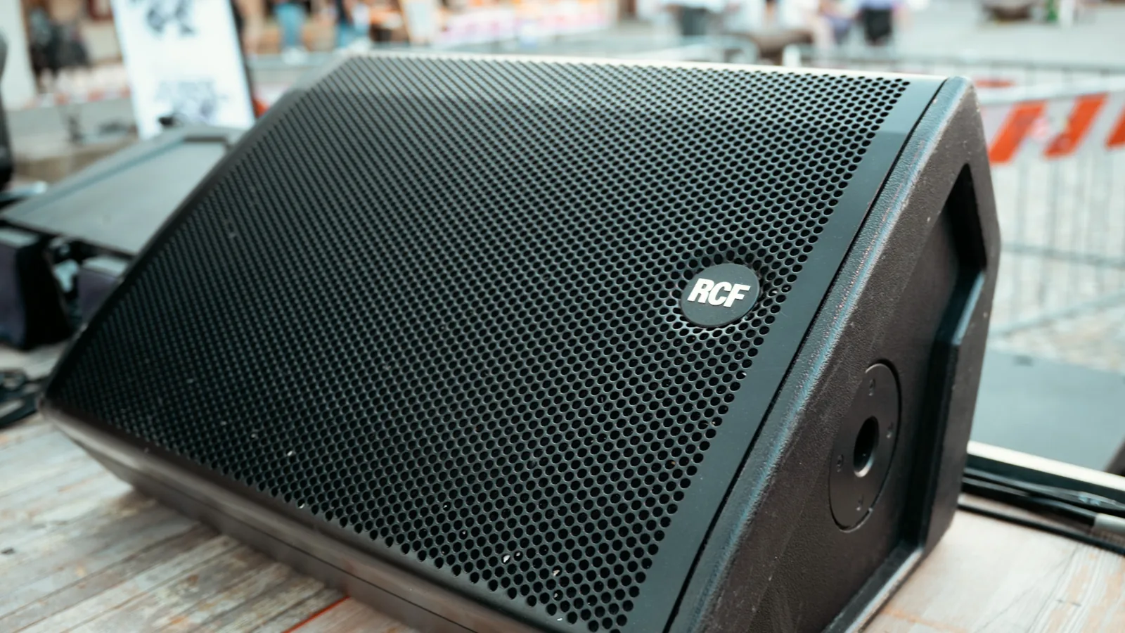 Diffusore audio inclinato, con griglia e connessioni laterali